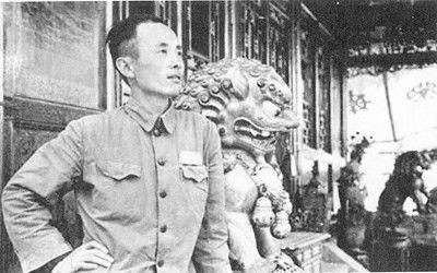 1954年《农奴》导演李俊在西藏布达拉宫。

