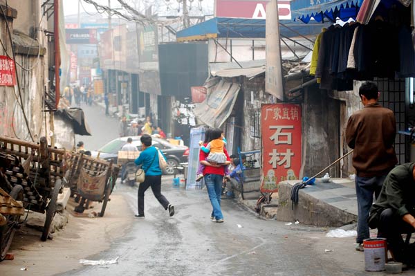 2009年3月22日，重庆市石桥铺“歹徒枪杀哨兵”案发现场周围，地形和人员复杂，市民仍正常进行工作和生活。 