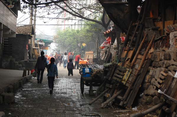 2009年3月22日，重庆市石桥铺“歹徒枪杀哨兵”案发现场周围，地形和人员复杂，市民仍正常进行工作和生活。