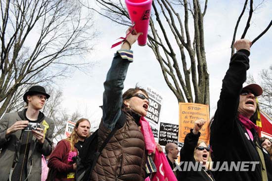 3月21日，美国首都华盛顿举行大规模反战示威集会，数千名抗议者参与了此次集会。新华社记者张岩摄 