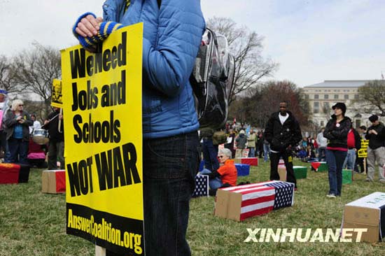 3月21日，美国首都华盛顿举行大规模反战示威集会，数千名抗议者参与了此次集会。新华社记者张岩摄
