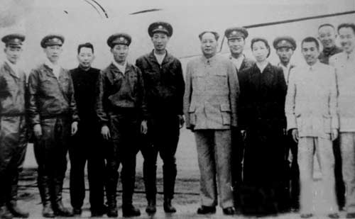 1956年毛泽东解放后第一次坐专机到广州后合影