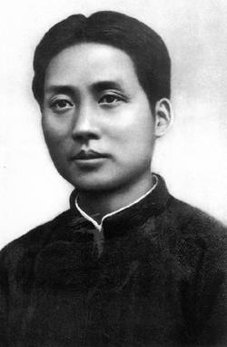 毛泽东　1921年夏天，毛泽东与湖南的另一位年长的代表何叔衡乘船赴沪。