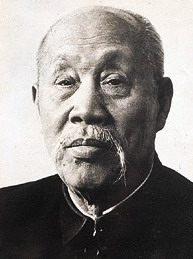 董必武  是另一位和毛泽东一起同时参加了党的一大，又同时登上了天安门城楼参加开国大典的中共领导人。

