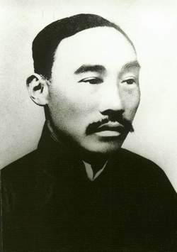 何叔衡　生于1877年，是参加会议最年长者。尽管董必武比毛泽东长9岁，何叔衡比董又长9岁。他也是一位前清秀才。