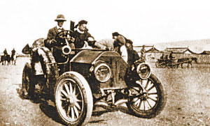 1907年，意大利车手博盖塞（左）开车带着清朝总督在外蒙古库伦兜风