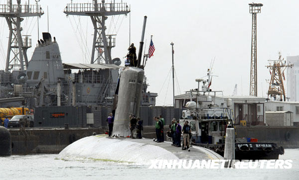 3月21日，美军“哈特福德”号核潜艇（前）驶入巴林萨勒曼港接受检修。