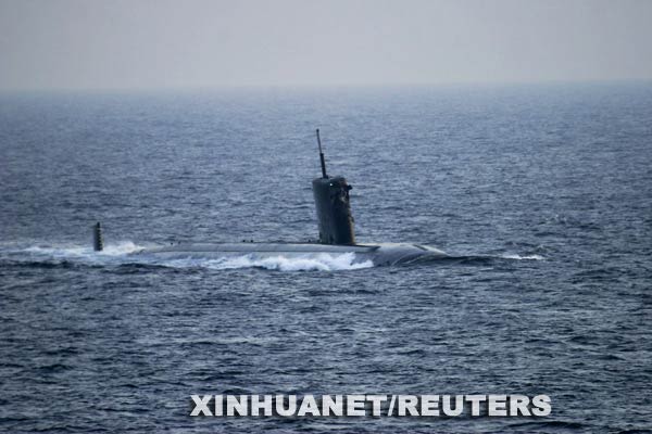 这张美国海军提供的照片显示，在霍尔木兹海峡和“新奥尔良”号两栖船坞运输舰相撞后的美国海军“哈特福德”号核潜艇3月20日在水面行驶。