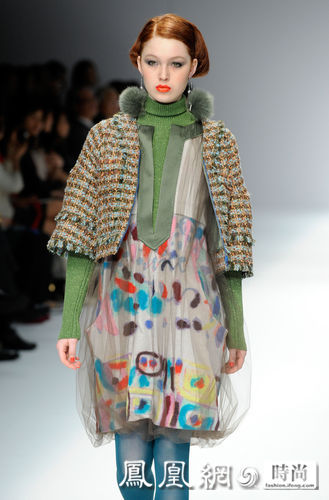 2009年3月24日，东京，模特穿戴着日本设计师Yuma Koshino设计的新款服饰亮相东京2009秋冬时装周。