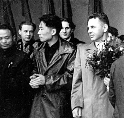 1950年5月苏联青年代表团访问北京期间，毛岸英(中间)担任翻译。