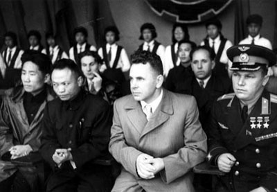 1950年5月苏联青年代表团访问北京期间，毛岸英(左一)担任翻译。