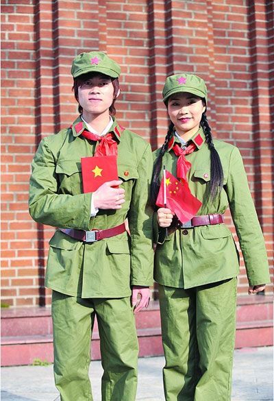 60年代到70年代中期,类似军装的绿装校服成为学生的主流着装