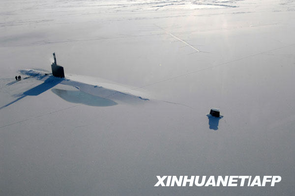美国海军3月24日提供的照片显示，美国海军的“洛杉矶”级攻击型核潜艇“安纳波利斯”号于3月21日在北冰洋地区冲破1米厚的冰层露出冰面。