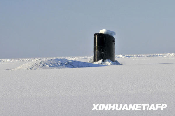 美国海军的“洛杉矶”级攻击型核潜艇“安纳波利斯”号与“海伦娜”号目前在北冰洋地区参加名为“冰训-2009”（ICEX 2009）的军事演习，目的是为了训练潜艇在诸如北极地区这样的极端环境下的行动能力。新华社/法新
