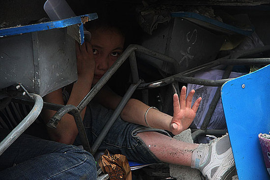 2008年5月13日，在废墟中等待救援的北川中学学生。