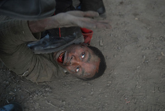 2008年1月26日，在肯尼亚纳库鲁，一名抢劫犯被私人警卫抓住遭殴打时的反应。他与另外7人曾试图毁坏附近的一个商店。警方星期五称，肯尼亚西部裂谷地区爆发的种族冲突造成至少15人死亡，总统选举引发的持续数周的骚乱和种族屠杀停止的希望越来越渺茫。