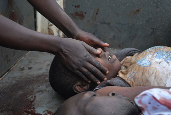 2008年1月25日，肯尼亚中部城镇纳库鲁爆发了种族冲突，图为一男子抱着小孩逃离旁边的冲突现场。警察方面周五称，此次冲突当天造成10人死亡，当局已经对纳库鲁西部进行夜晚强行宵禁。据称，大选暴力冲突过后，有800人被禁、25万肯尼亚人流离失所。