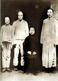 1919年春，毛泽东与母亲、弟弟在长沙


