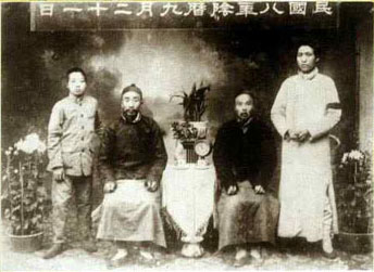 1919年11月，毛泽东与父亲、弟弟在一起

