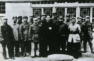 1942年，毛泽东在延安接见三五九旅干部

