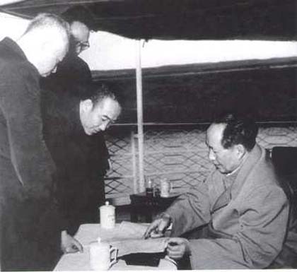 1958年，毛泽东乘船视察三峡。

