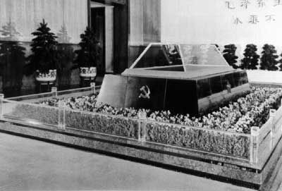 1977年8月18日，组装调试好的石英玻璃水晶棺进入毛主席纪念堂