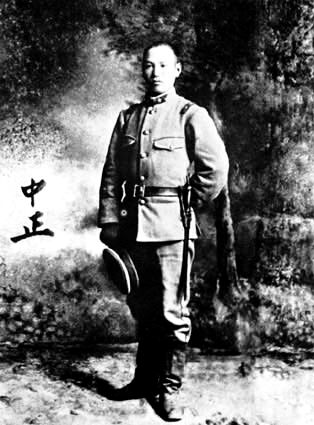 1910年，23岁的蒋介石在日本炮兵当二等兵