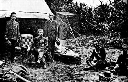 率军登陆台湾的北白川宫能久亲王(左二坐者) 在营帐前留影