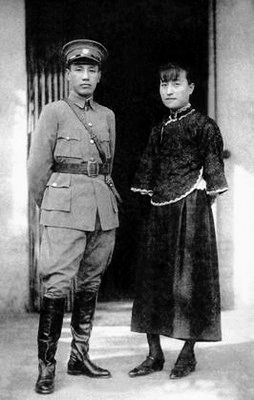 1926年5月，蒋介石和陈洁如在黄埔军校合影
