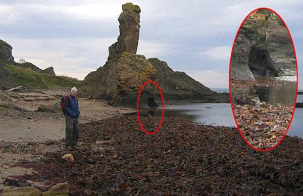 沙滩鬼影：一位带着黑色头巾的神秘人影站在水边。怀疑者认为这个人影是对面岩石在水中的投影造成的。