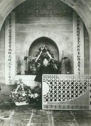 1925年4月2日，孫中山靈柩移至香山碧云寺暫厝,。圖為孫夫人(宋慶齡)在守靈,。