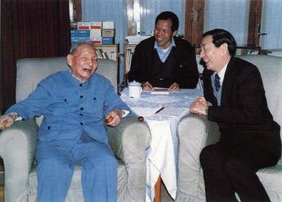 1991年5月9日，陈云在上海同朱镕基交谈

