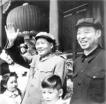 1954年10月1日，彭真陪同毛泽东在天安门城楼上检阅游行队伍
