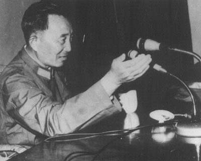 1965年11月17日，罗瑞卿在贵县驻军某部视察时向团以上干部讲话

