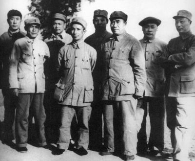 描述：1948年5月，彭真与朱德在西柏坡同华北、中原军区领导人合影。右起：聂荣臻、陈毅、朱德、彭真、粟裕、李先念、蔡树藩、薄一波。