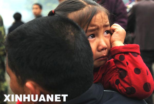 3月27日，在青川县关庄镇寺坝板房区，4岁的小芳与亲属泪别。