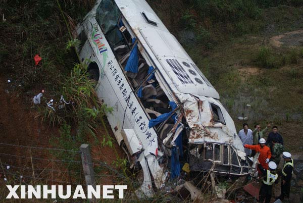 3月27日拍摄的福建南平高速公路大客车翻车事故现场。