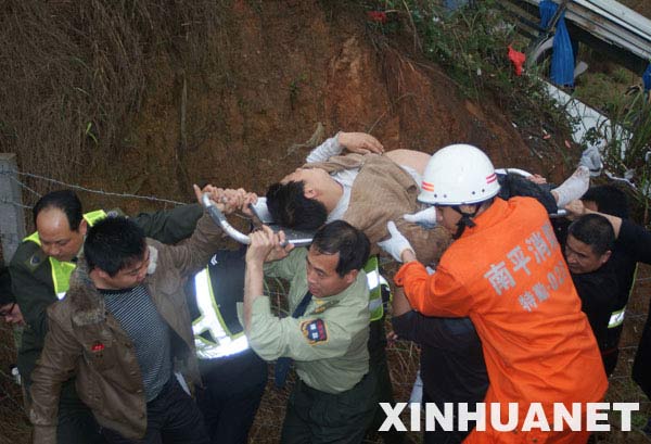 3月27日，救援人员正在营救在车祸中受伤的伤员。