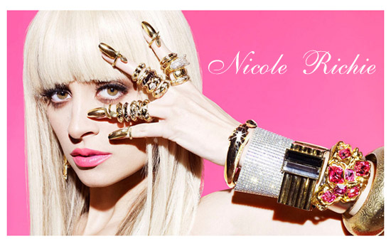 近日，Nicole Richie（妮可·里奇）登上《BlackBook》杂志以“Bling Bling”的妖艳朋克造型亮相。

小编刚看这组照片时，真没认出来是Nicole，以为是最近很红的Lady GaGa。Richie小姐这个新造型的确很惊艳，纤细的小身板完全瞧不出是为人母的样子。不过，小编也要唏嘘两句：娱乐圈真是残酷，Nicole Richie小姐原本是时尚教主，人人都跟在她后面跑。现在，却要学后生来博眼球。