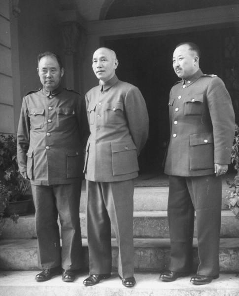 傅作义、蒋介石、卫立煌三人1948年11月于北平

