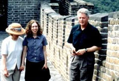克林顿访问北京期间与家人一同游览长城