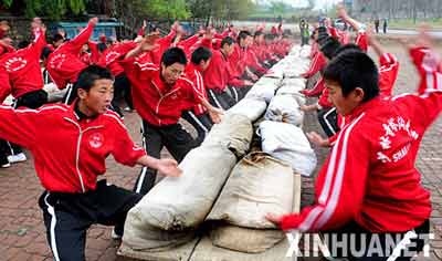 河南省登封市塔沟武校学员练习铁掌功。