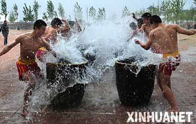 河南省登封市塔沟武校学员练习铁掌功。