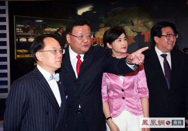 刘长乐向前来主礼的各界贵宾介绍与世界顶级水平接轨的环球新闻中心