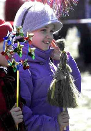 俄罗斯：送冬节庆祝活动上兴高采烈的孩子

