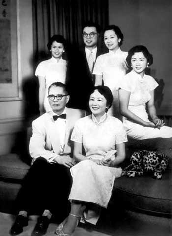 1950年代初，宋子文夫妇与女儿、大女婿合照。前排左起：小女儿瑞颐、大女婿冯彦达、大女儿琼颐、二女儿曼颐。