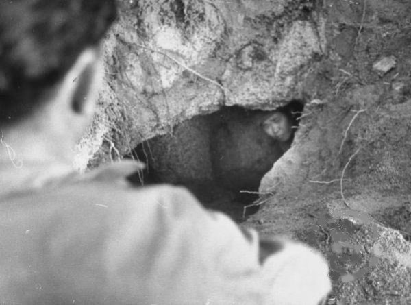 志愿军士兵藏身的洞穴被“联合国军”发现
