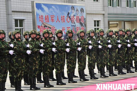 东盟防务专家参观北京军区第六装甲师(图)