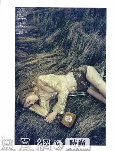 有着如同瓷娃娃般的细致洁白的皮肤，有着童话“莴苣姑娘”般的浓密长发，这就是来自澳洲的18岁超模斯凯·斯翠克 (Skye Stracke) 意大利版《Marie Claire》杂志4月好的大片与摄影师Arnaud Pyvka合作。
