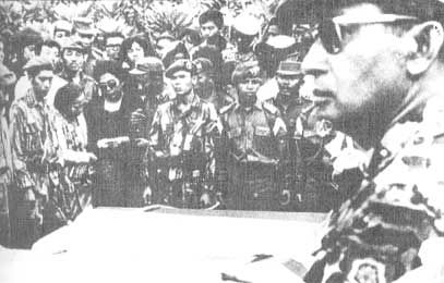 苏哈托1965年出席一个遭暗杀将军的葬礼